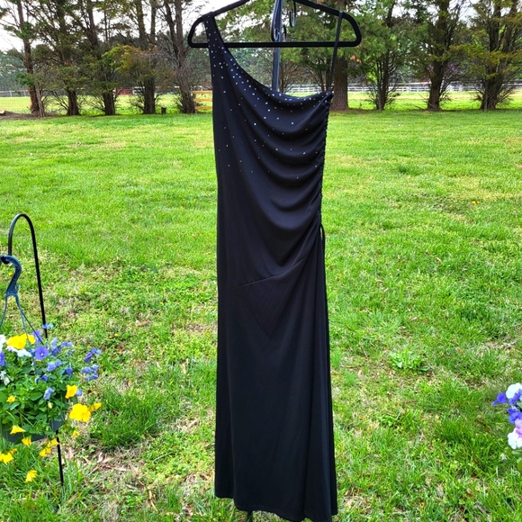 PROM SEASON, WEDDING SEASON & SPRING FORMAL SEASON! Black 1 shoulder long dress - Picture 1 of 8